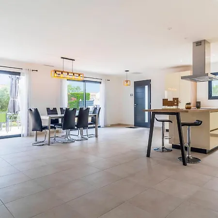 Beautiful Home In Bellegarde With Wifi *