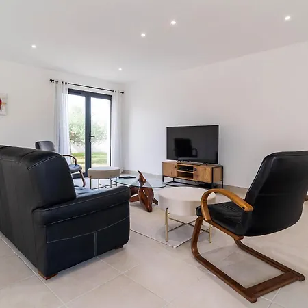 Beautiful Home In Bellegarde With Wifi *